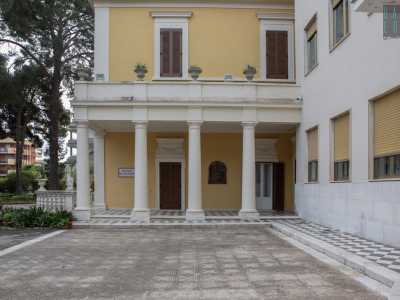 ..., � introdotto da un elegante pronao con colonne tuscaniche...
